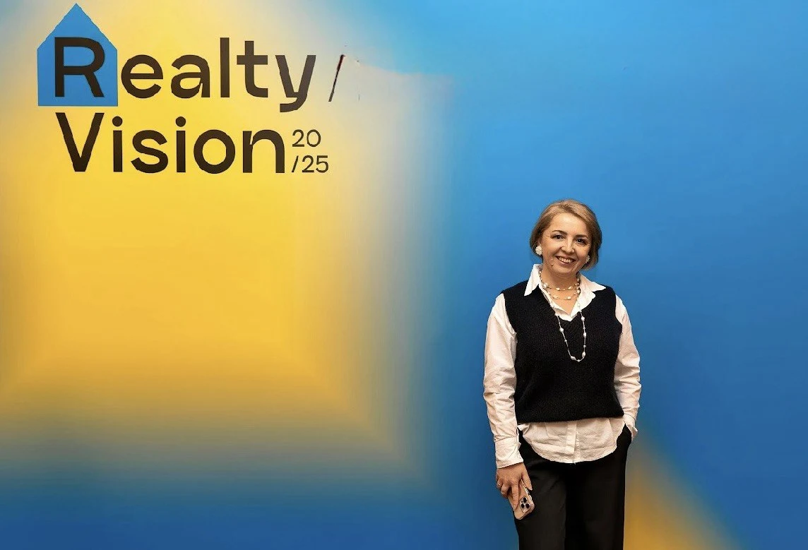 Валентина біля стенда Realty Vision 2025